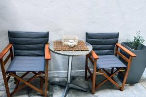 uma pequena mesa com duas cadeiras e uma mesa com uma caixa em Galaxyhome em Atenas