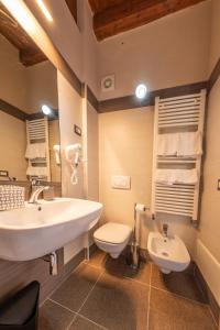 La salle de bains est pourvue d'un lavabo et de toilettes. dans l'établissement Sanbarto la Casa del Borgo, 