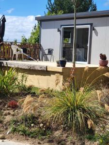 ein Haus mit einer Veranda und einer Terrasse in der Unterkunft Hillview in Waimate