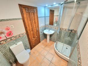 a bathroom with a toilet and a shower and a sink at Brisa de Utrero in Arroyo Frio +7 photos