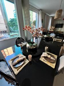 una mesa con platos y servilletas encima en Apartamento Oxe! Tô na Bahia en Salvador