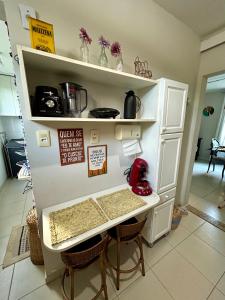 una cocina con encimera y mesa. en Apartamento Oxe! Tô na Bahia en Salvador