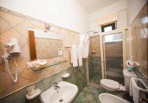 A bathroom at Hotel Donna Rosa
