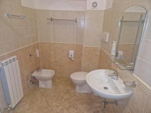 a bathroom with a sink and a toilet at hotel scaffe in Pennapiedimonte