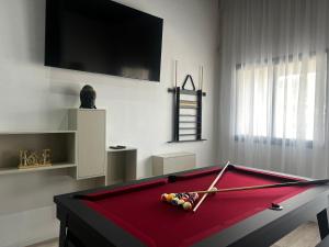 a room with a pool table and a tv at Chambre Terra Cota in Cayenne