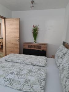 Postel nebo postele na pokoji v ubytování Ferienwohnung Abenthung