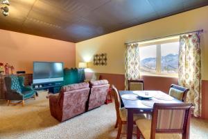 uma sala de estar com uma mesa e uma televisão em Cozy Ridgway Vacation Rental Hike, Ski and Explore! em Ridgway