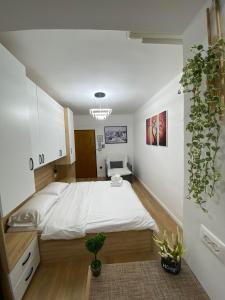 1 dormitorio con 1 cama blanca grande. en Tirana Apartment, en Tirana