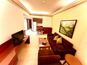 Televiisor ja/või meelelahutuskeskus majutusasutuses King Suites Hotel