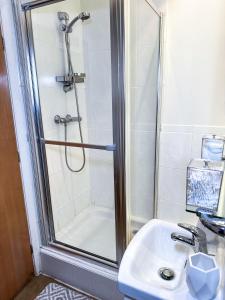 a bathroom with a shower and a sink at 1 Bedroom Apartment in the City Centre of Nottingham - UNDER NEW MANAGEMENT in Nottingham