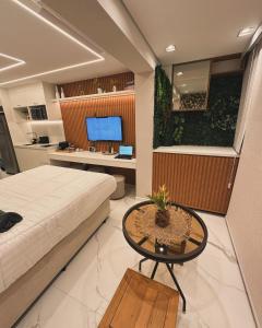 1 dormitorio con cama, mesa y escritorio en B/F Studio 704, en São Paulo