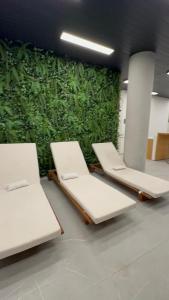 2 camas en una habitación con una pared verde en B/F Studio 704, en São Paulo