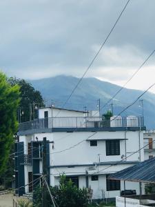 Uma vista geral da montanha ou uma vista da montanha a partir do apartamento