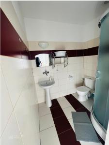 łazienka z umywalką i toaletą w obiekcie Wakacyjna Wioska w mieście Ustronie Morskie