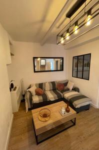 ein Wohnzimmer mit einem Sofa und einem Tisch in der Unterkunft Location appartement La Ciotat in La Ciotat