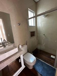 uma casa de banho com um WC, um lavatório e um chuveiro em Casa Impecável em Palmas