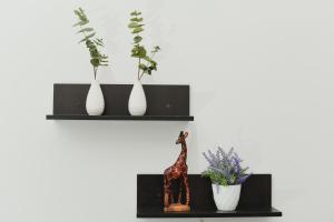 ein Regal mit drei Vasen und einer Giraffe darauf. in der Unterkunft Pepper House Edessa in Edessa