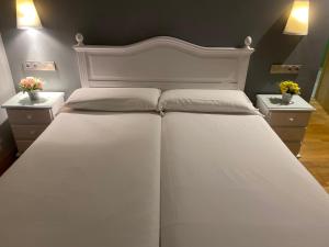 Un pat sau paturi într-o cameră la Hotel Villa De Ermua