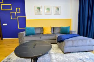 sala de estar con sofá y mesa en Upground Residence Apartments, en Bucarest