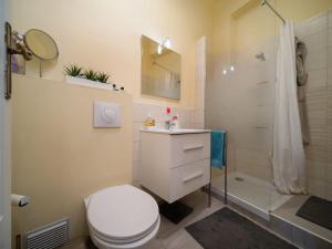 een badkamer met een toilet, een wastafel en een douche bij Appartement tout équipé avec terrasse au cœur de Marseille in Marseille