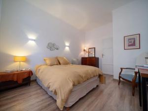 een slaapkamer met een bed, een tafel en een bureau bij Appartement tout équipé avec terrasse au cœur de Marseille in Marseille