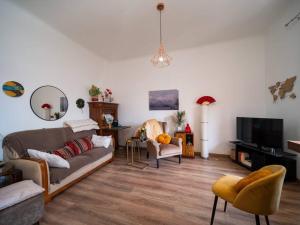 un soggiorno con divano e TV di Appartement tout équipé avec terrasse au cœur de Marseille a Marsiglia