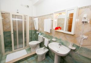 A bathroom at Hotel Donna Rosa