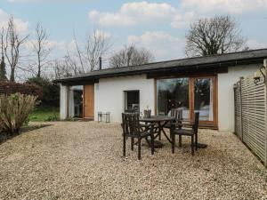 une terrasse avec une table et des chaises devant une maison dans l'établissement Russet, à Martin