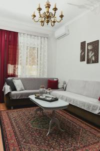 uma sala de estar com um sofá e uma mesa de centro em Pepper House Edessa em Edessa