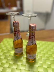 Deux bouteilles de bière assises sur une table dans l'établissement FeWo Akri, à Ribnitz-Damgarten