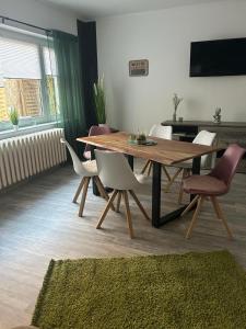- une salle à manger avec une table et des chaises en bois dans l'établissement FeWo Akri, à Ribnitz-Damgarten