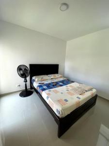 เตียงในห้องที่ Apartamento en cuarto piso en Turquesa.