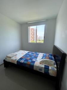 เตียงในห้องที่ Apartamento en cuarto piso en Turquesa.