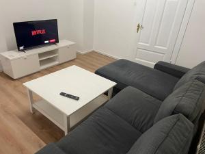 un soggiorno con divano e TV di Haus Check-In a Gütersloh