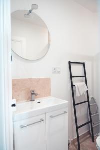 bagno con lavandino bianco e specchio di Le Chenin T2 pour 4 personnes a Tours