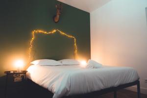 una camera da letto con un letto illuminato di Le Chenin T2 pour 4 personnes a Tours