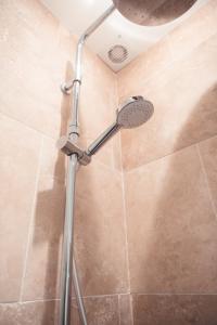 een douche met een douchekop in de badkamer bij Le Chenin T2 pour 4 personnes in Tours