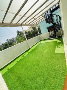 um relvado verde ao lado de um edifício em Luxurious Independent villa in Gachibowli em Hyderabad