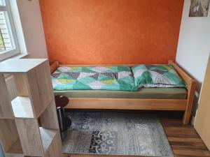 uma pequena cama num canto de um quarto em Sommerhaus em Eggstedt