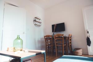 a living room with a table and chairs at Le Gamay Appartement 6 personnes in Tours