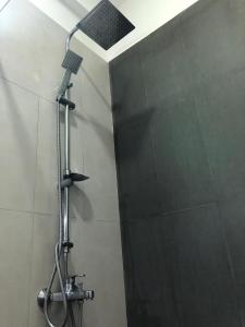 een douche met een douchekop in de badkamer bij Seasons Villa in Dambulla