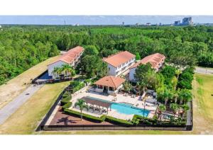 una vista aérea de una casa con piscina en Luxury Model Townhome - 5 minutes from Disney, en Orlando