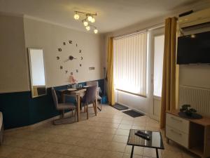 Televízia a/alebo spoločenská miestnosť v ubytovaní Csever Apartman