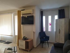 Televízia a/alebo spoločenská miestnosť v ubytovaní Csever Apartman
