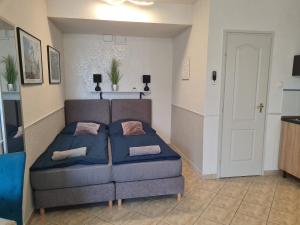 Un pat sau paturi într-o cameră la Csever Apartman