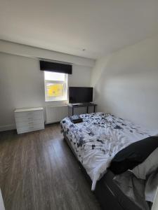 sypialnia z łóżkiem i oknem w obiekcie Private Room Near Central Ideal for City Explorers w Londynie