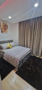 ein Schlafzimmer mit einem Bett und einem großen Fenster in der Unterkunft Zenata ocean park appartement in Mohammedia
