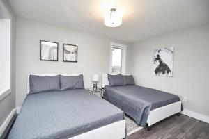 um quarto com 2 camas e uma janela em Clifton Hill Hideaway 3B - Two Bedroom Condo em Cataratas do Niágara