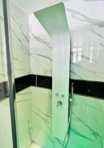 La salle de bains est pourvue d'une douche avec une porte en verre. dans l'établissement BB SAN SIRO, à Milan