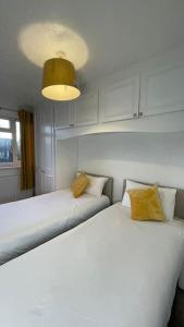 twee bedden naast elkaar in een kamer bij M6 Jct 10, 2 Bed House Wolverhampton-Walsall in Willenhall
